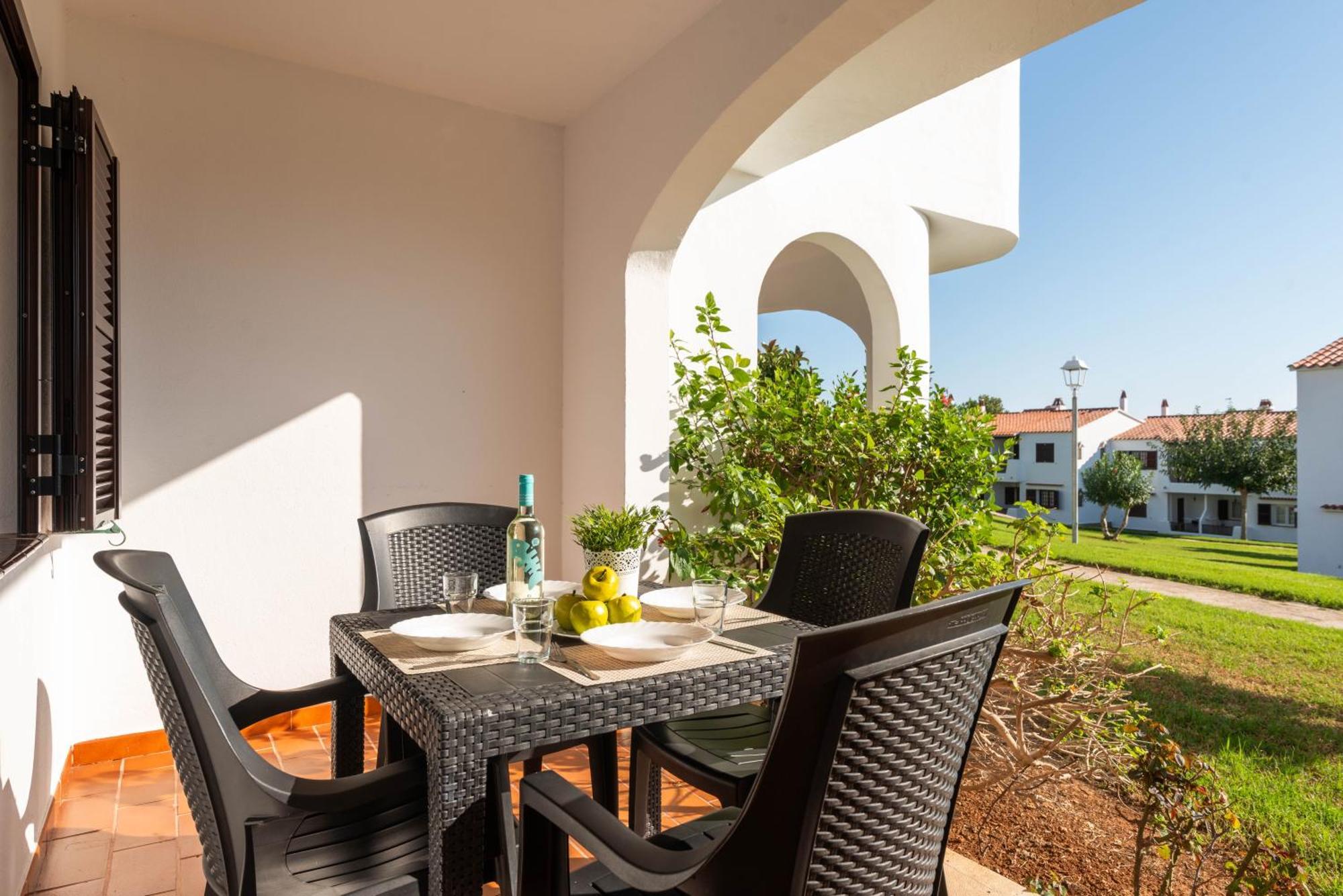 Apartamentos En Son Bou Exterior photo