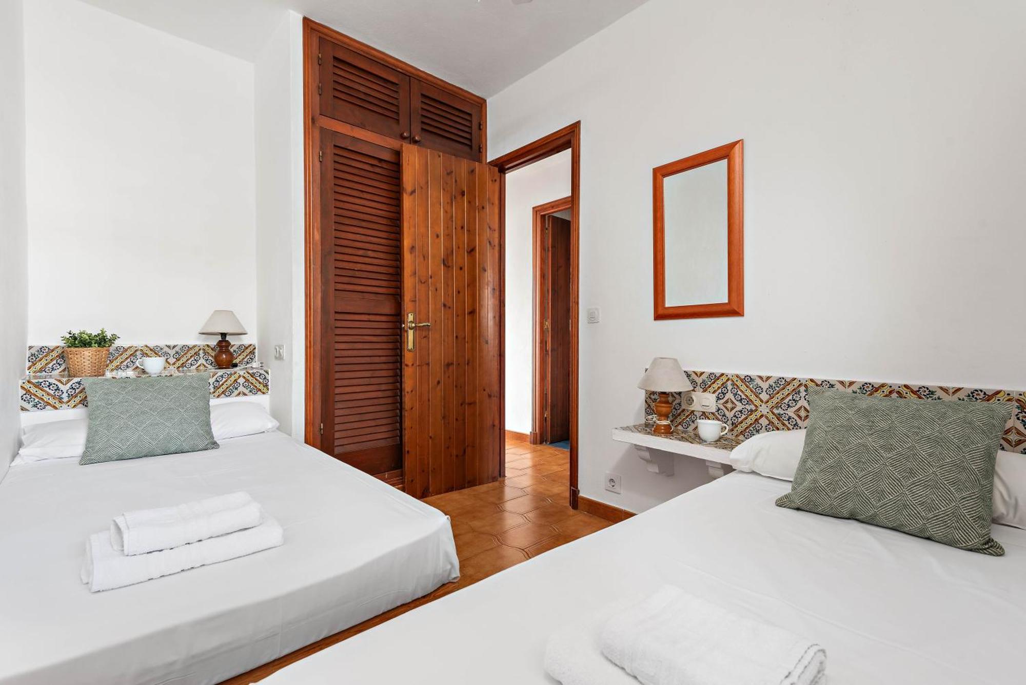 Apartamentos En Son Bou Exterior photo