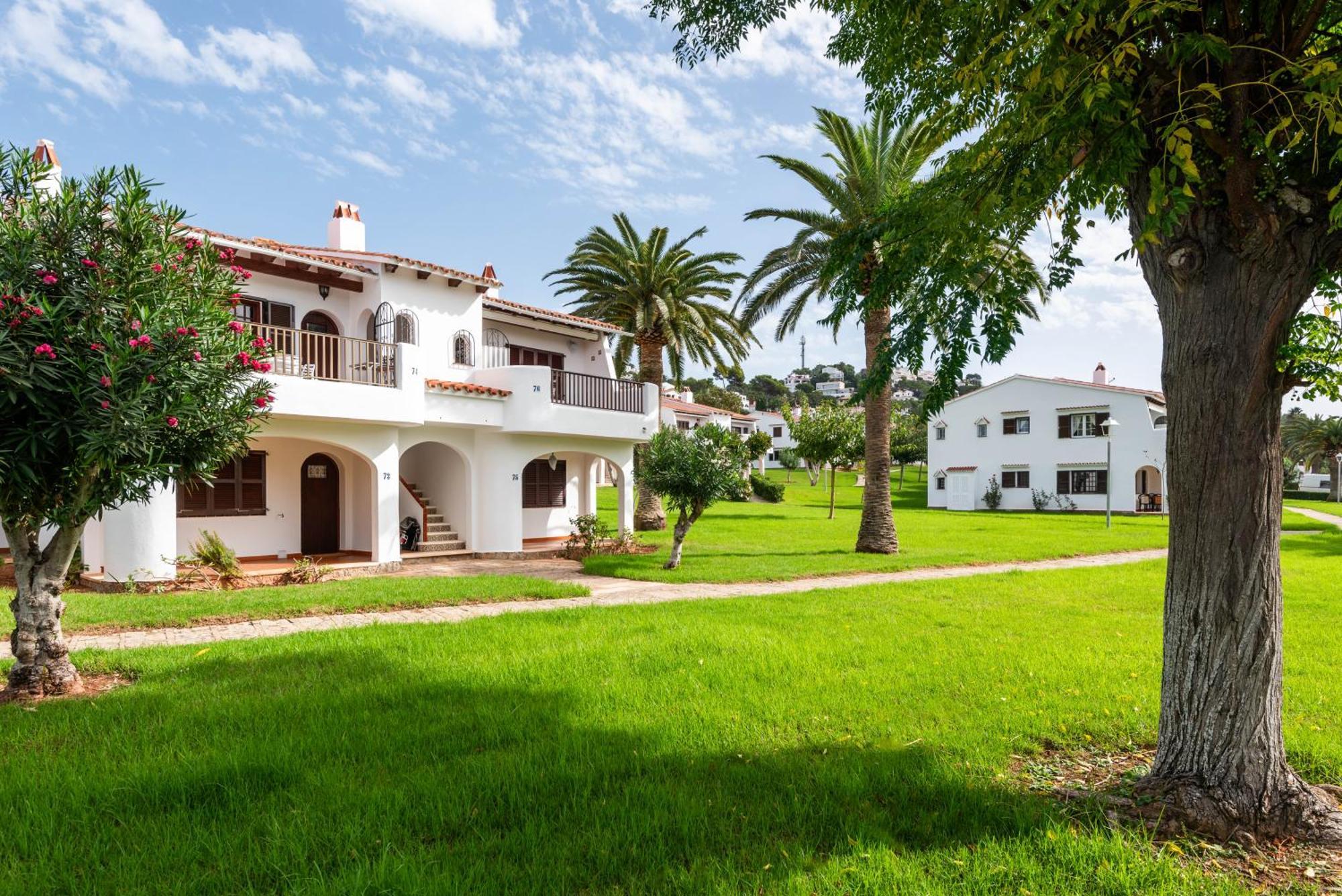 Apartamentos En Son Bou Exterior photo
